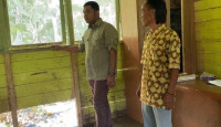 Wakil Ketua DPRD Tanjab Barat Tinjau Kondisi SD Negeri 126/V Sungai Rambai yang Rusak Parah