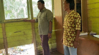 Wakil Ketua DPRD Tanjab Barat Tinjau Kondisi SD Negeri 126/V Sungai Rambai yang Rusak Parah