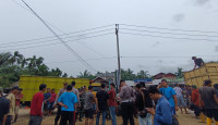 Puluhan Supir Truk Blokade Jalan Muara Sabak Timur, Aktivitas Pengguna Jalan Lumpuh