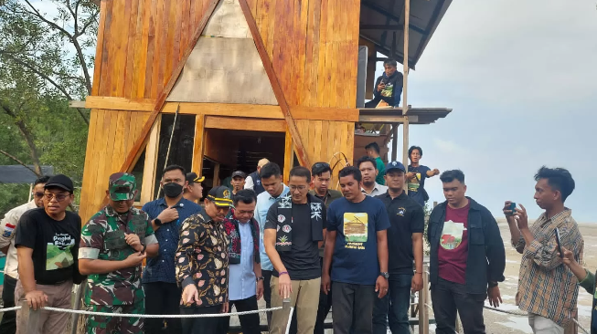 Ketua DPRD Tanjab Barat Dampingi Menteri Pariwisata Dan Ekonomi Kreatif Sandiaga Uno Ke Wisata Mangrove