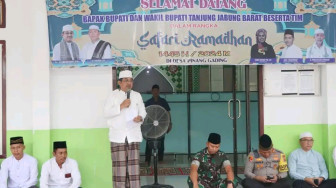Bupati Tanjab Barat Tutup Safari Ramadhan di Desa Pinang Gading, Kecamatan Merlung